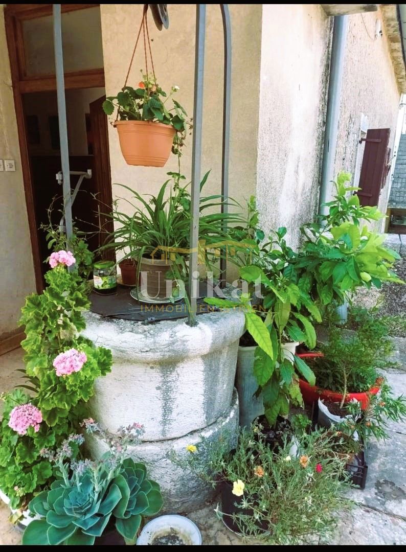 Kamnita dvojna hiša vseljiva, za obnovo